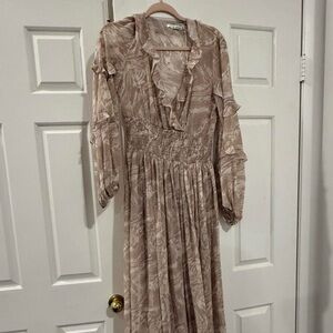 Good Condition | S Essue Beige Maxi Dress with Ruffles